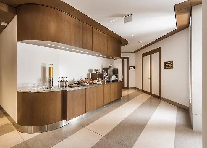 Ambassador Hotell 4*