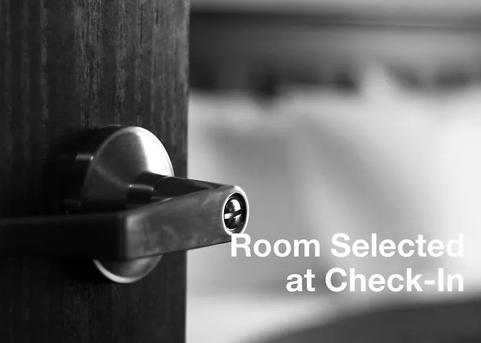 Ambassador Hotell 4*